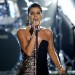Nelly Furtado cantando en vivo con mucho sentimiento en el escenario
