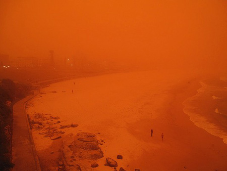 playa Bondi por la mañana en un amanecer rojo