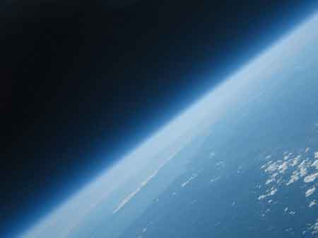 foto de la tierra tomada por la cámara del proyecto Icarus del MIT