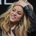Shakira acomodandose el cabello mientras sonrie