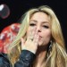 Shakira enviando un beso a la audiencia del Burda Live