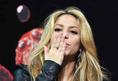 Shakira enviando un beso a la audiencia del Burda Live