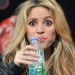 Shakira haciendo un gesto raro mientras sostiene una botella de agua