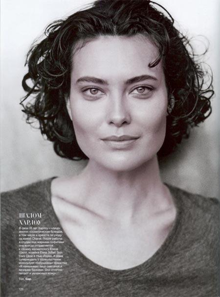 Shalom Harlow en la revista Harper's Bazaar con un atuendo transparente