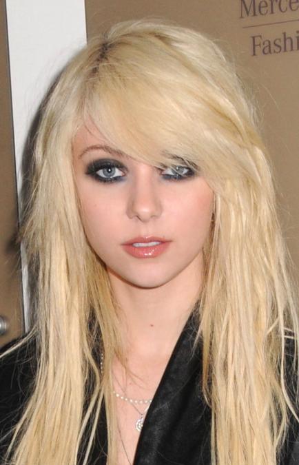 Fotografía del rostro de Taylor Momsen con maquillaje juvenil