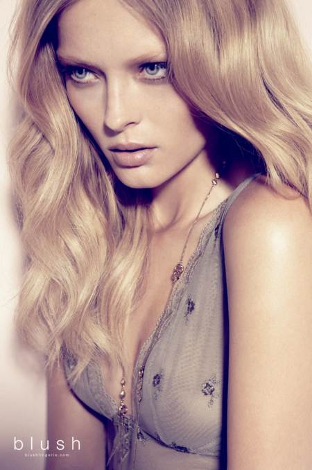 Olga Maliouk modelando lencería Blush de primavera 2010