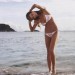 Brooklyn Decker posando en bikini blanco en la playa para Sports Illustrated