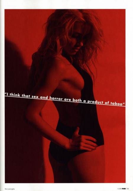 Amber Heard posando sensual con un traje de baño
