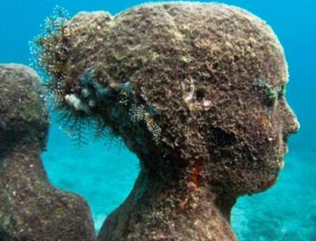 Museo submarino para ayudar el crecimiento de arrecifes de coral