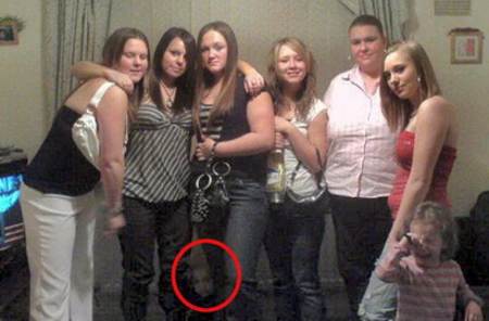 foto de un grupo de jóvenes donde aparece abajo el rostro de lo que se cree es un bebé fantasma