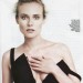Diane Kruger con un vestido de amplio escote y un gesto sorprendido
