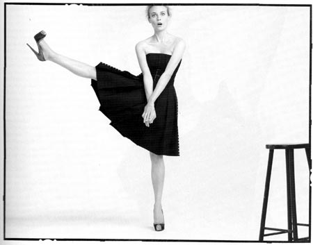Diane Kruger lenvantando una pierna haciendo un gesto sorprendido