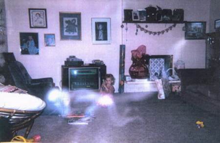supuesta aparición de una persona a gatas en forma de espectro de luz, en una habitación