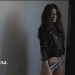 Kate Beckinsale con chaqueta y bragas posando enseguida de una chimenea