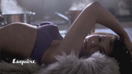 Kate Beckinsale sensual en la barra posando en lenceria