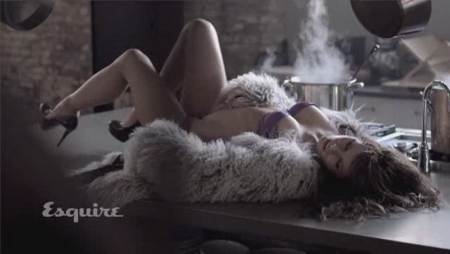 Kate Beckinsale sexy en la barra posando en lenceria