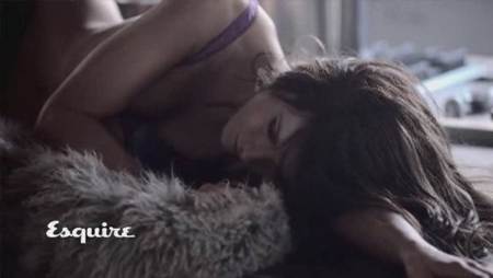 Kate Beckinsale acostada sobre una abrigo de piel