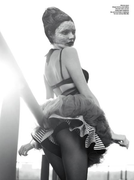 Miranda Kerr con una tela en el rostro y una falda con crinolina