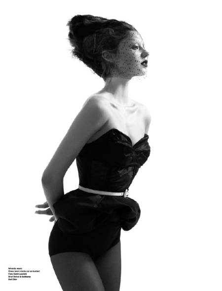 Miranda Kerr de perfil con un top y bragas posando muy seria