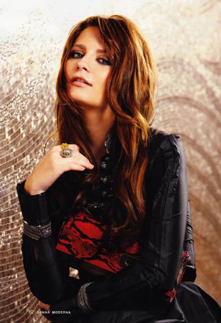 Mischa Barton con un conjunto glamouroso luciendo bolso y accesorios