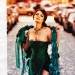 Mischa Barton con un vestido de gala verde posando en la calle