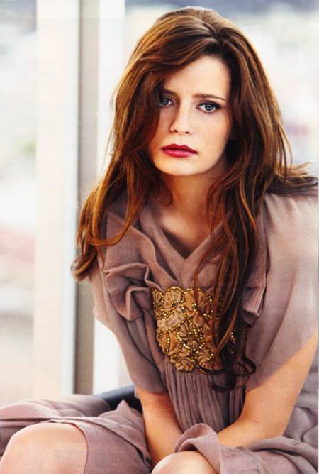 Mischa Barton con una expresion afligida luciendo un vestido elegante