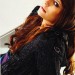 Mischa Barton luciendo una chaqueta brillante posando muy fashion