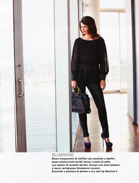 Mischa Barton posando de negro con un estilo casual