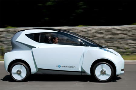 Nissan Land Glider en movimiento por la calle
