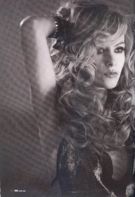 Paulina Rubio luciendo sensual con el cabello ondulado