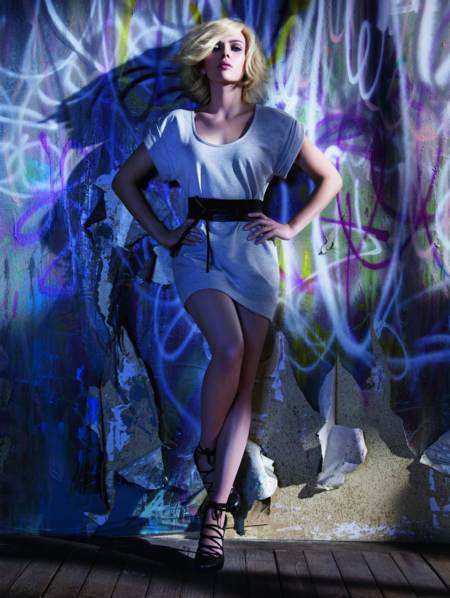 Scarlett Johansson modelando atuendo gris, de coleccion Mango 2009