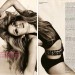 Shakira con una pose provocativa en un mono de color negro y cinto de remaches