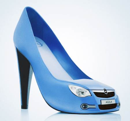 tacones con forma del auto Agila para la publicidad de este coche