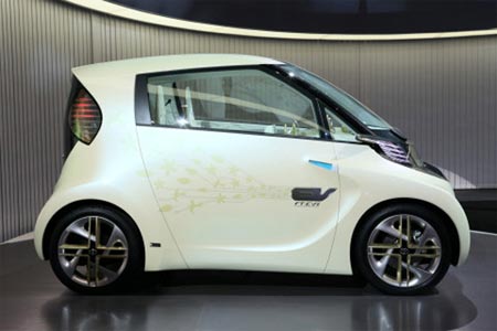 Toyota FT-EV II de perfil en exhibicion