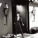 Victoria Beckham posando en atuendo negro y baston, en sesión de fotos de ELL de Octubre