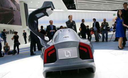 Volkswagen L1 visto desde atras con la puerta abierta