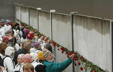 durante la celebración, los visitantes colocaron rosas en la parte aun existen del muro de Berlín