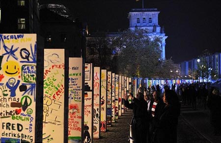 Las fichas gigantes de dominó pintadas a mano, fueron derribas simulando la caída del muro