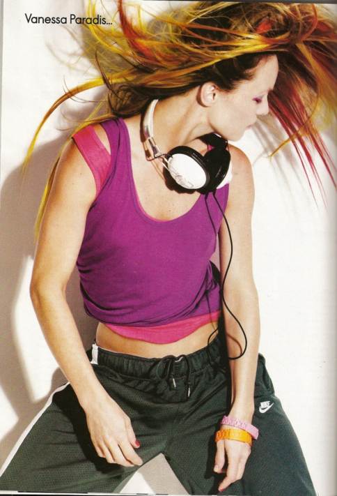 Vanessa Paradis con look tecnho y audifonos en la revista Elle Francia de Noviembre