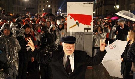 ex presidente polaco Lech Walesa, empujó la primer pieza de dominó