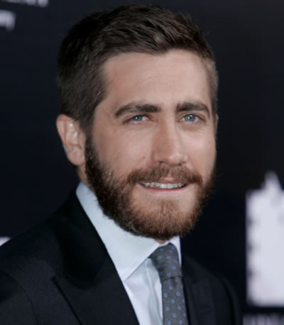 Jake Gyllenhaal, ademas de actor le gusta cantar y tocar la guitarra, por lo que es considerade de los hombres mas sexies