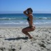 Adrianne Curry posando en la playa Adrianne Curry en bikini posando en la playa