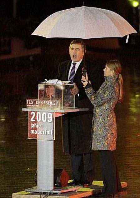 Gordon Brown pronunciando discurso durante la celebracion de los 20 años de la caída del muro de Berlín