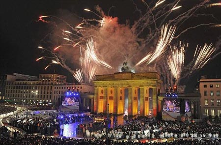fuegos artificales en la puerta de Brandenburgo, por la celebración
