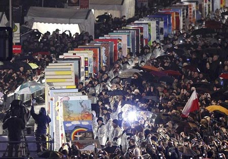 piezas gigantes de dominó pintadas a mano, se colocaron en la celebración de los 20 años de la caída del Muro
