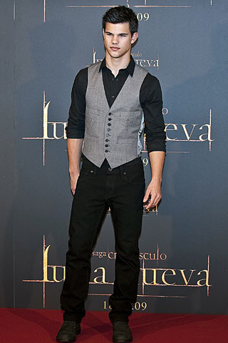Taylor Lautner posando durante la llegada del elenco de Crepúsculo a Madrid