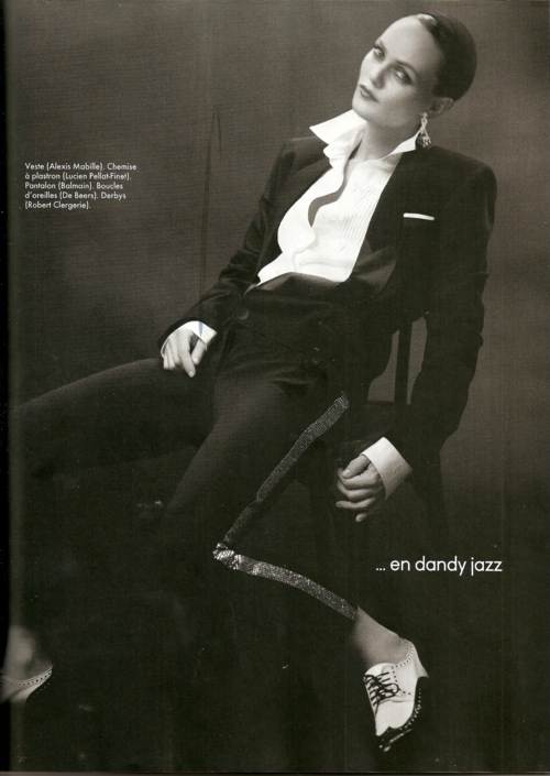 Vanessa Paradis modelando en una silla con traje negro y look de jazz