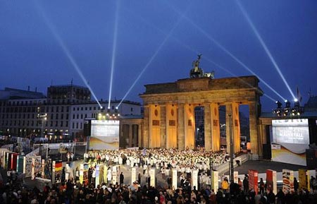 Mas de 1000 fichas gigantes de dominó simularon el muro de Berlín