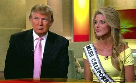 Carrie Prejean y Donald Trump después de que se discutiera si se le retiraría el título