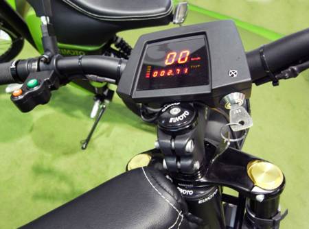 Pantalla computarizada de la bicicleta Elmoto HR-2, donde se muestra la batería y velocidad